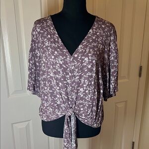 Chic Floral Knot-Front Blouse in Purple